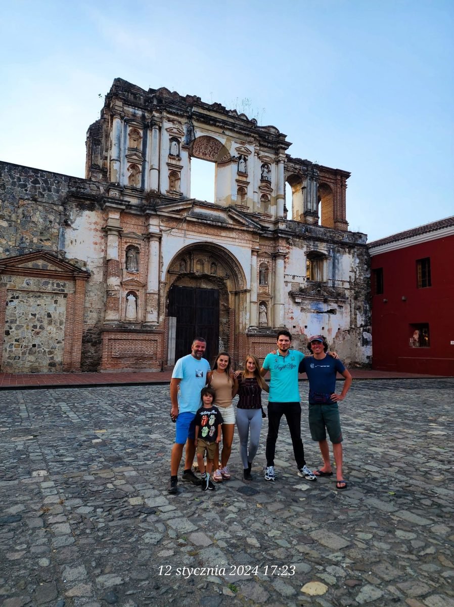 Wspólne zdjęcie z przyjaciółmi przed ruinami barokowego kościoła w Antigua Guatemala