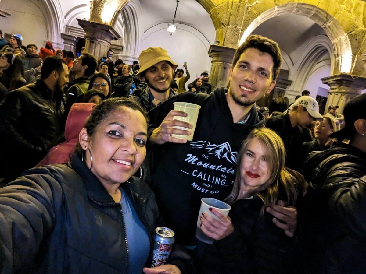 Wspólne zdjęcie w świętującym tłumie pod arkadami w Antigua Guatemala