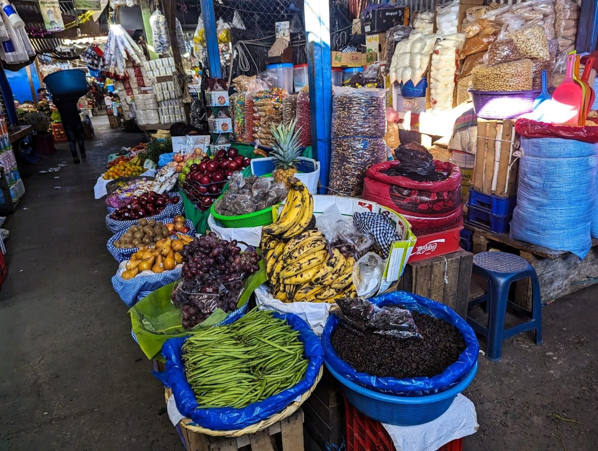 Stragany z owocami i warzywami na targu w Antigua Guatemala