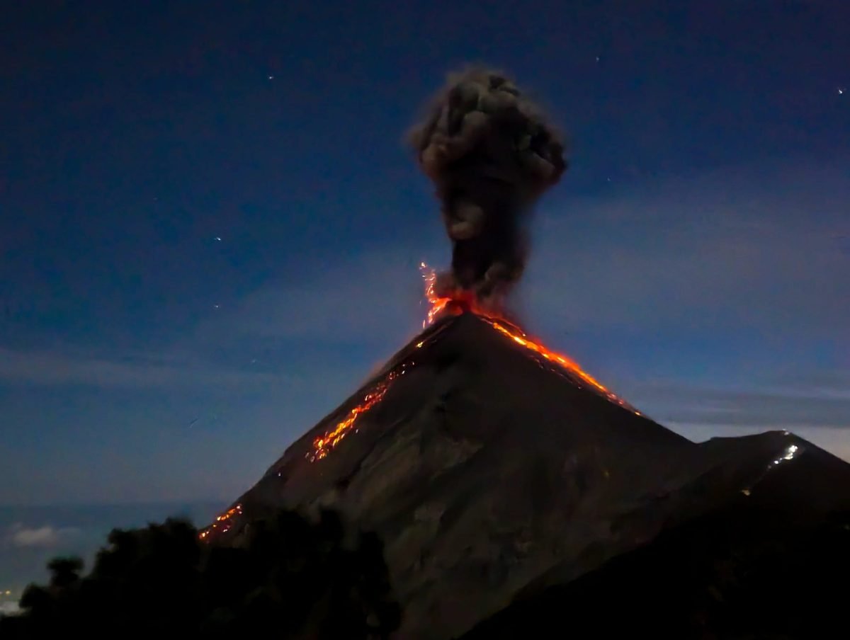 Nocna erupcja wulkanu Fuego – rozżarzona lawa spływa po zboczach
