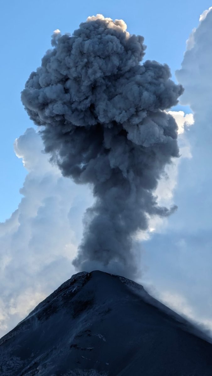 Słup popiołu nad kraterem Fuego podczas erupcji, widok z Acatenango