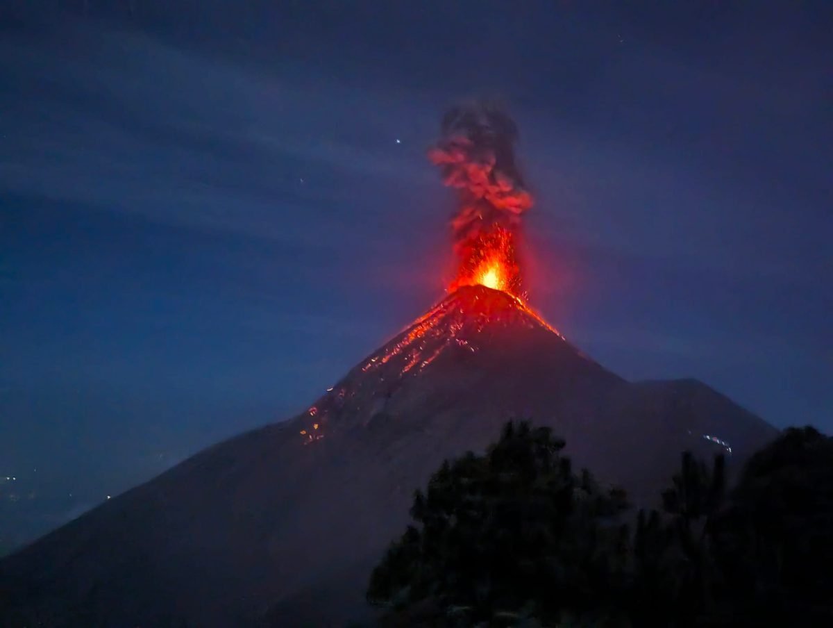 Erupcja wulkanu Fuego o zmierzchu widziana z obozu pod szczytem Acatenango