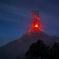 Erupcja wulkanu Fuego o zmierzchu widziana z obozu pod szczytem Acatenango
