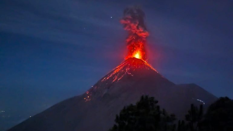 Erupcja wulkanu Fuego o zmierzchu widziana z obozu pod szczytem Acatenango