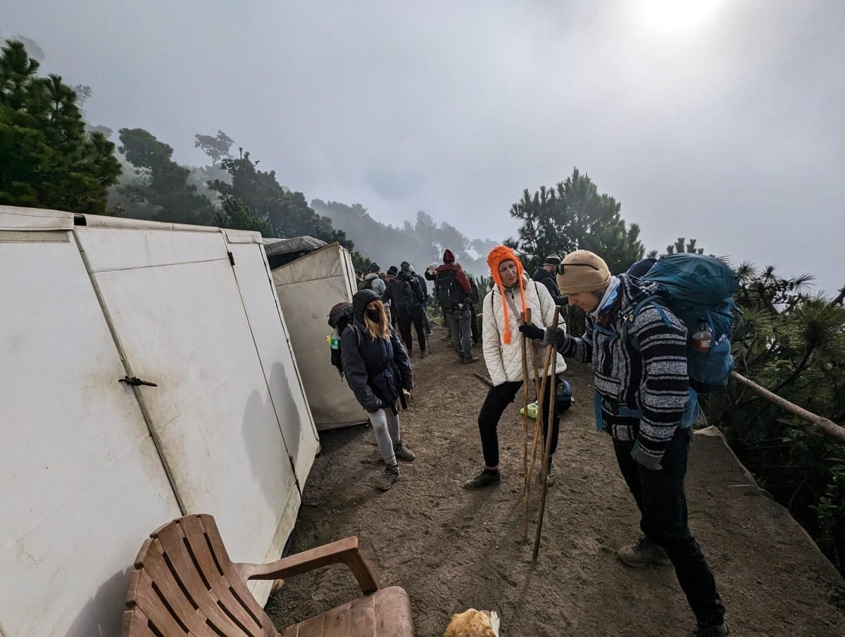 Kabiny noclegowe w obozie pod szczytem Acatenango o poranku we mgle