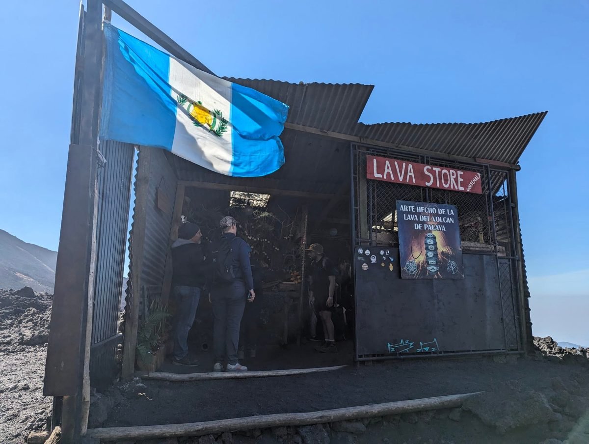Budka „Lava Store” z flagą Gwatemali przy polu lawy na wulkanie Pacaya