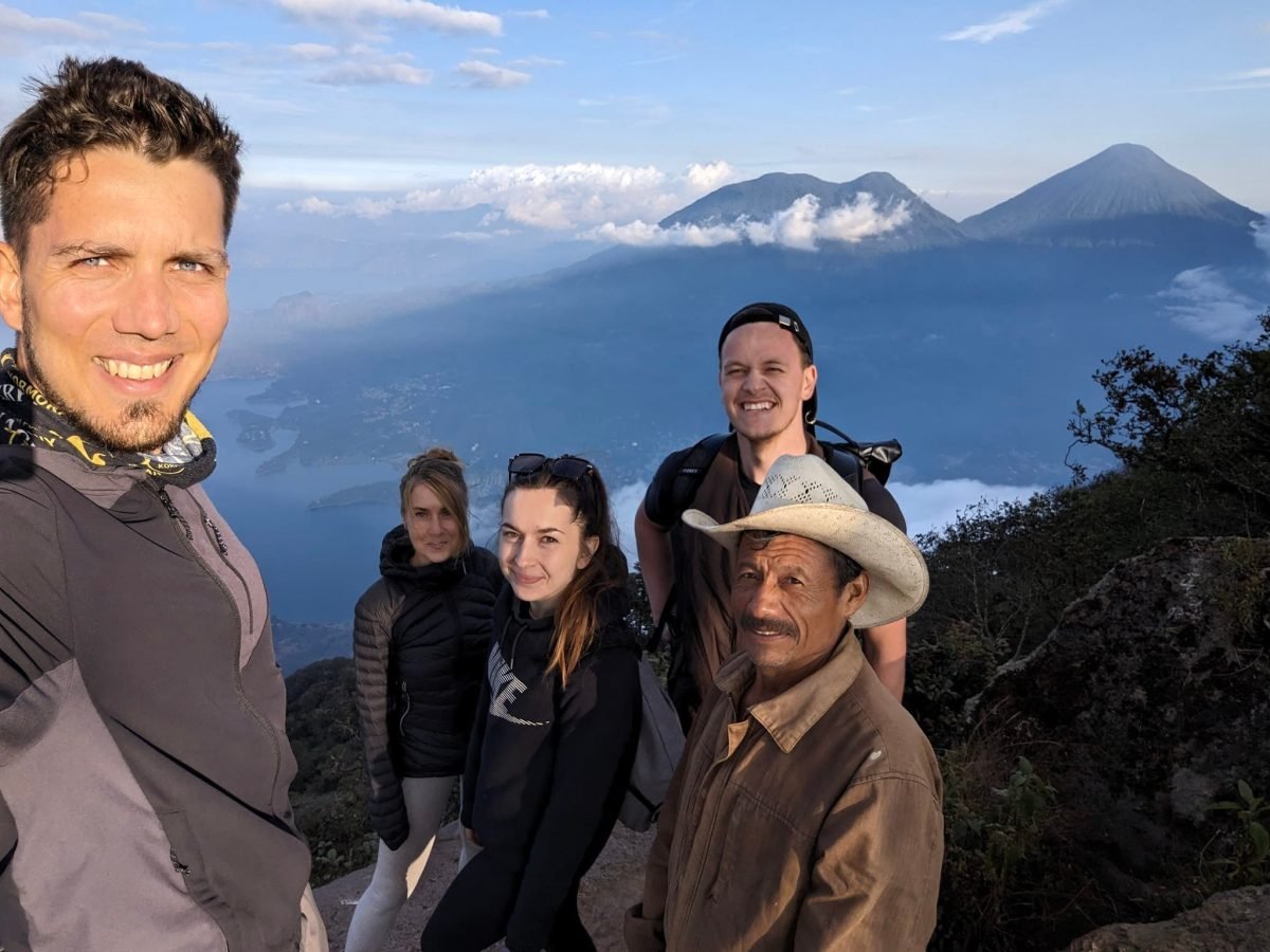 Na szczycie wulkanu San Pedro z przewodnikiem Lorenzo i towarzyszami wędrówki, w tle jezioro Atitlán
