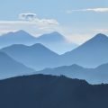 Łańcuch wulkanów Acatenango, Fuego, Tolimán, Atitlán i San Pedro widziany ze szczytu Santa María