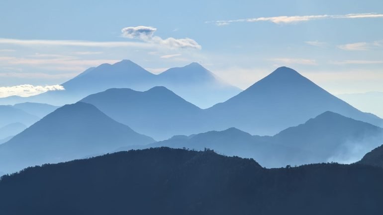 Łańcuch wulkanów Acatenango, Fuego, Tolimán, Atitlán i San Pedro widziany ze szczytu Santa María