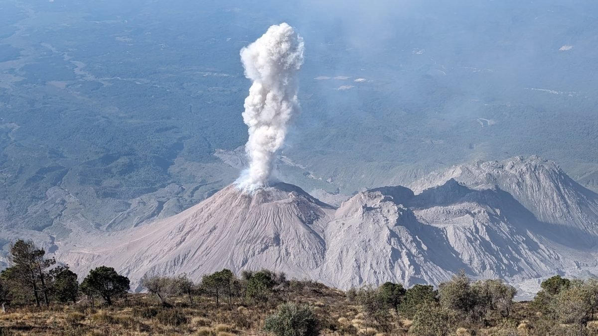 Erupcja Santiaguito – słup pary i pyłu nad kopułami lawowymi, widok ze szczytu Santa María