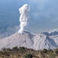 Erupcja Santiaguito – słup pary i pyłu nad kopułami lawowymi, widok ze szczytu Santa María