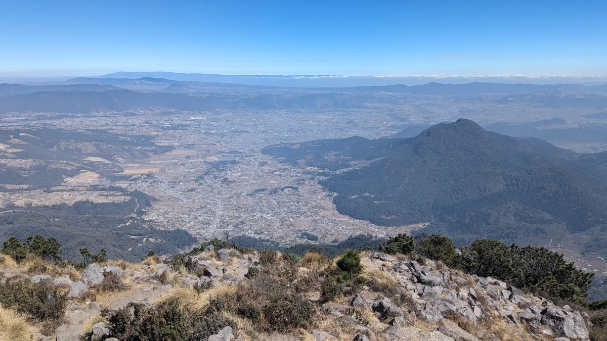 Quetzaltenango w dolinie widziane ze zbocza wulkanu Santa María