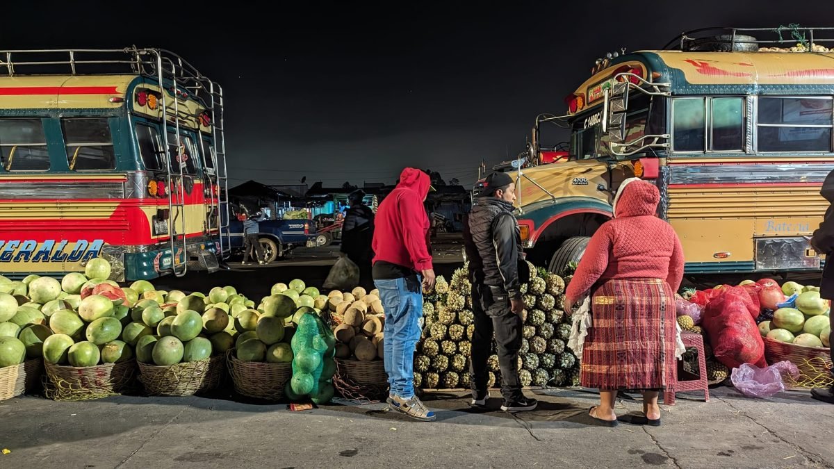 Terminal Minerva w Quetzaltenango o 4 rano – chicken busy i stragany z owocami