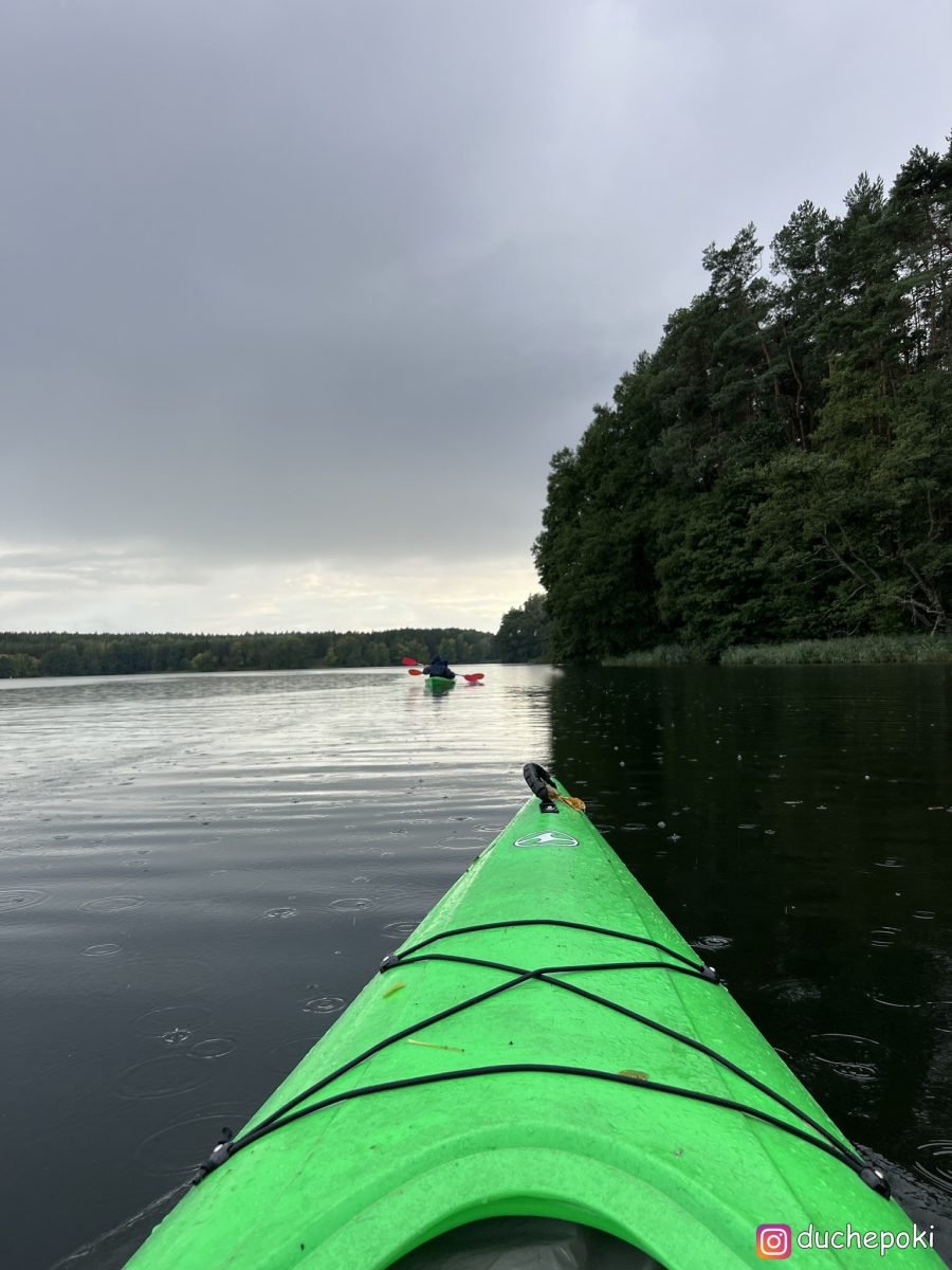 Płynięcie Gwdą pod zachmurzonym niebem
