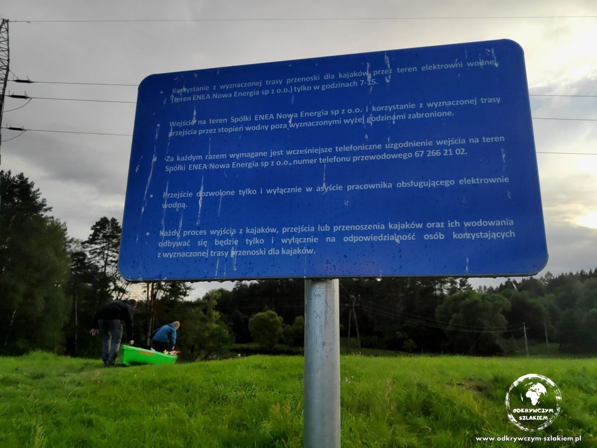 Tablica z zasadami przenoszenia kajaków przy elektrowni wodnej na Gwdzie