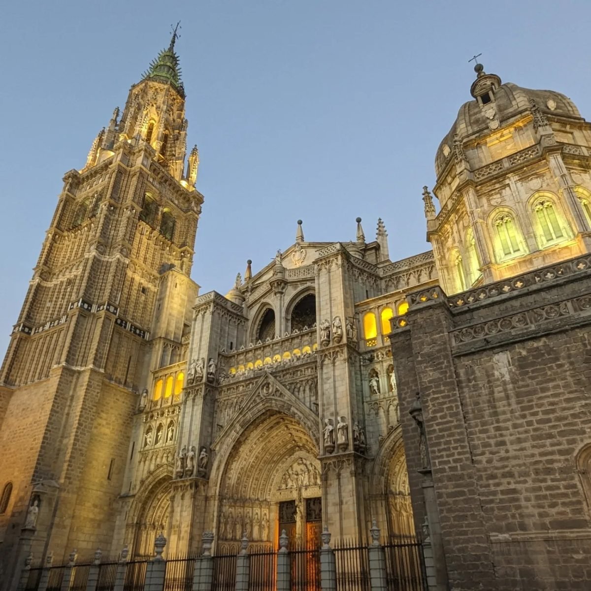 Gotycka katedra w Toledo o zmierzchu