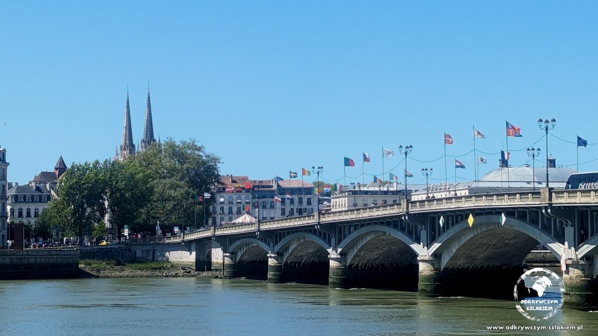Most nad rzeką i wieże katedry w Bajonnie