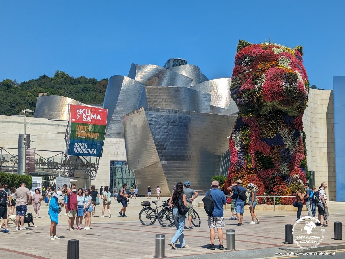 Kwiatowa rzeźba psa Puppy przed Muzeum Guggenheima w Bilbao