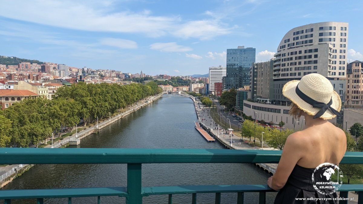 Widok na rzekę Nervión i Bilbao z mostu Puente de La Salve