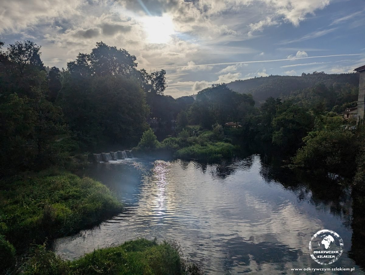 Poranek nad rzeką w Caldas de Reis w Galicji