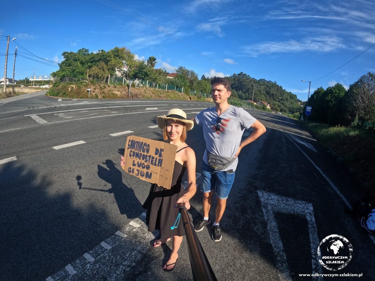 Łapanie stopa z kartką do Santiago de Compostela przy drodze w Caldas de Reis