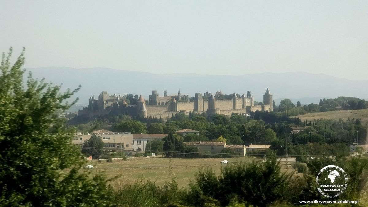 Średniowieczna twierdza w Carcassonne widziana z drogi do Montpellier