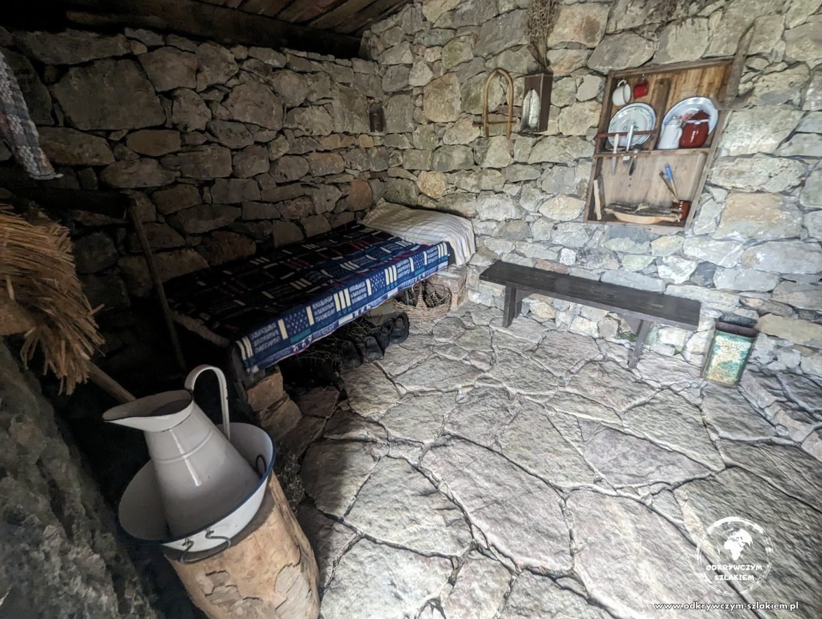 Wnętrze kamiennej chatki pasterskiej w Picos de Europa