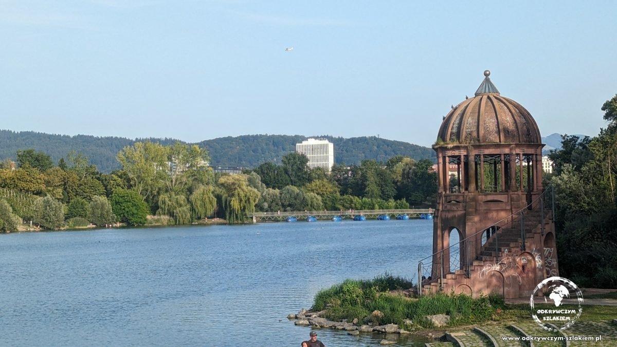 Jezioro z pawilonem w parku Seepark we Fryburgu