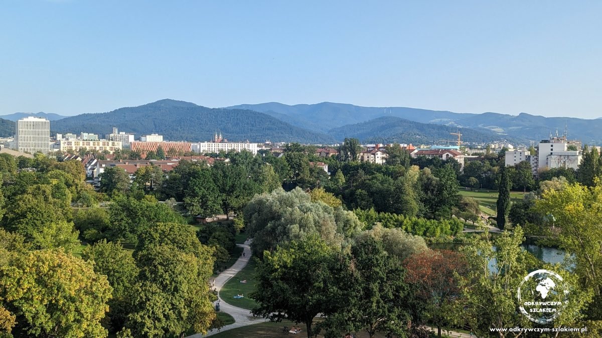 Widok na Fryburg Bryzgowijski i wzgórza Schwarzwaldu z Seeparku