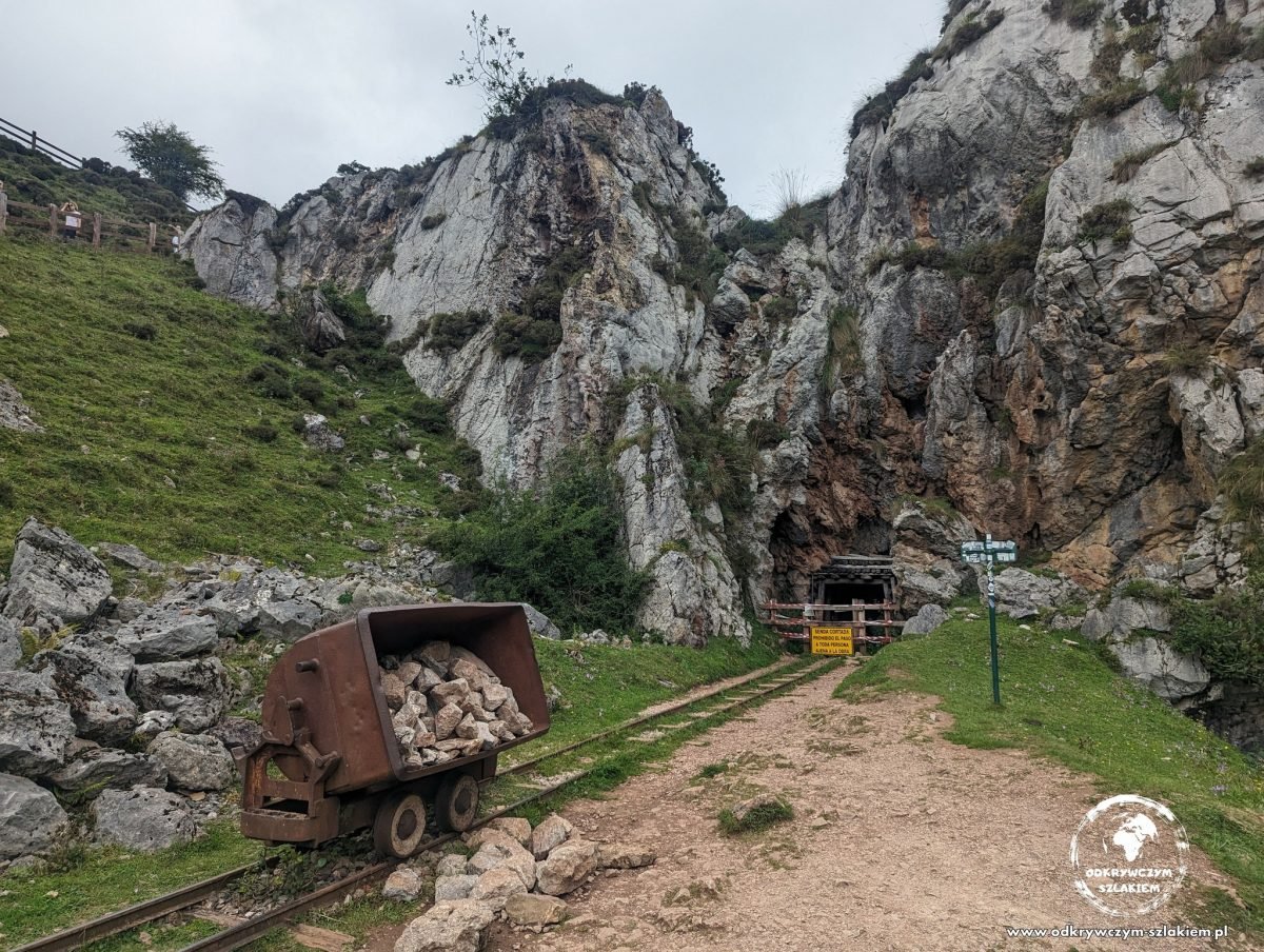 Wagoniki i wejście do dawnej kopalni przy Lagos de Covadonga