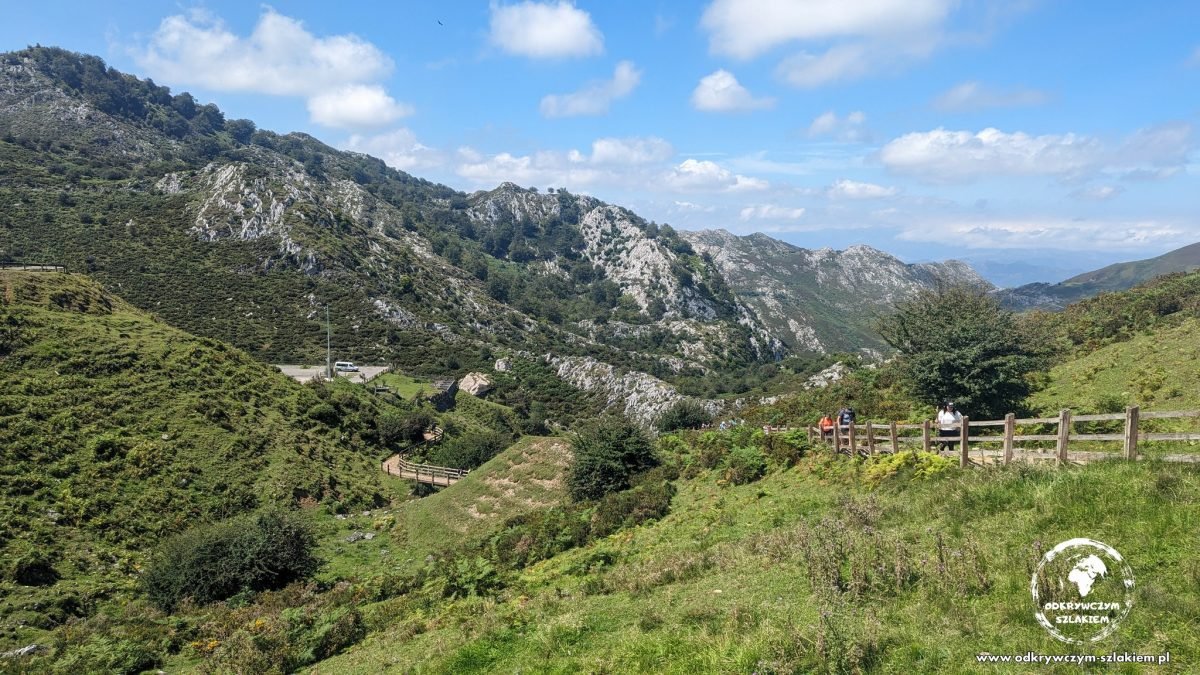 Zielone doliny i wapienne szczyty w drodze nad jeziora Lagos de Covadonga