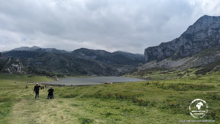 Jezioro w dolinie Lagos de Covadonga w Parku Narodowym Picos de Europa