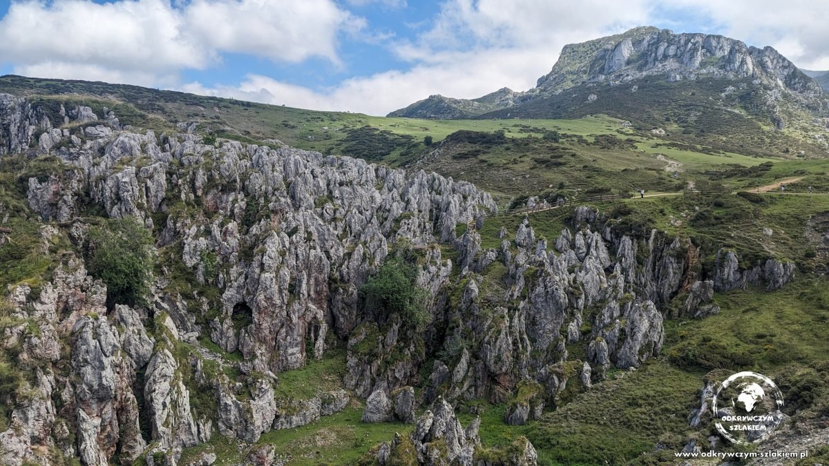 Wapienne skały i zielone stoki nad Lagos de Covadonga