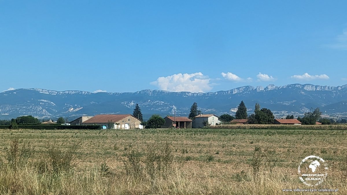Pola i góry w okolicach Lyonu widziane z auta