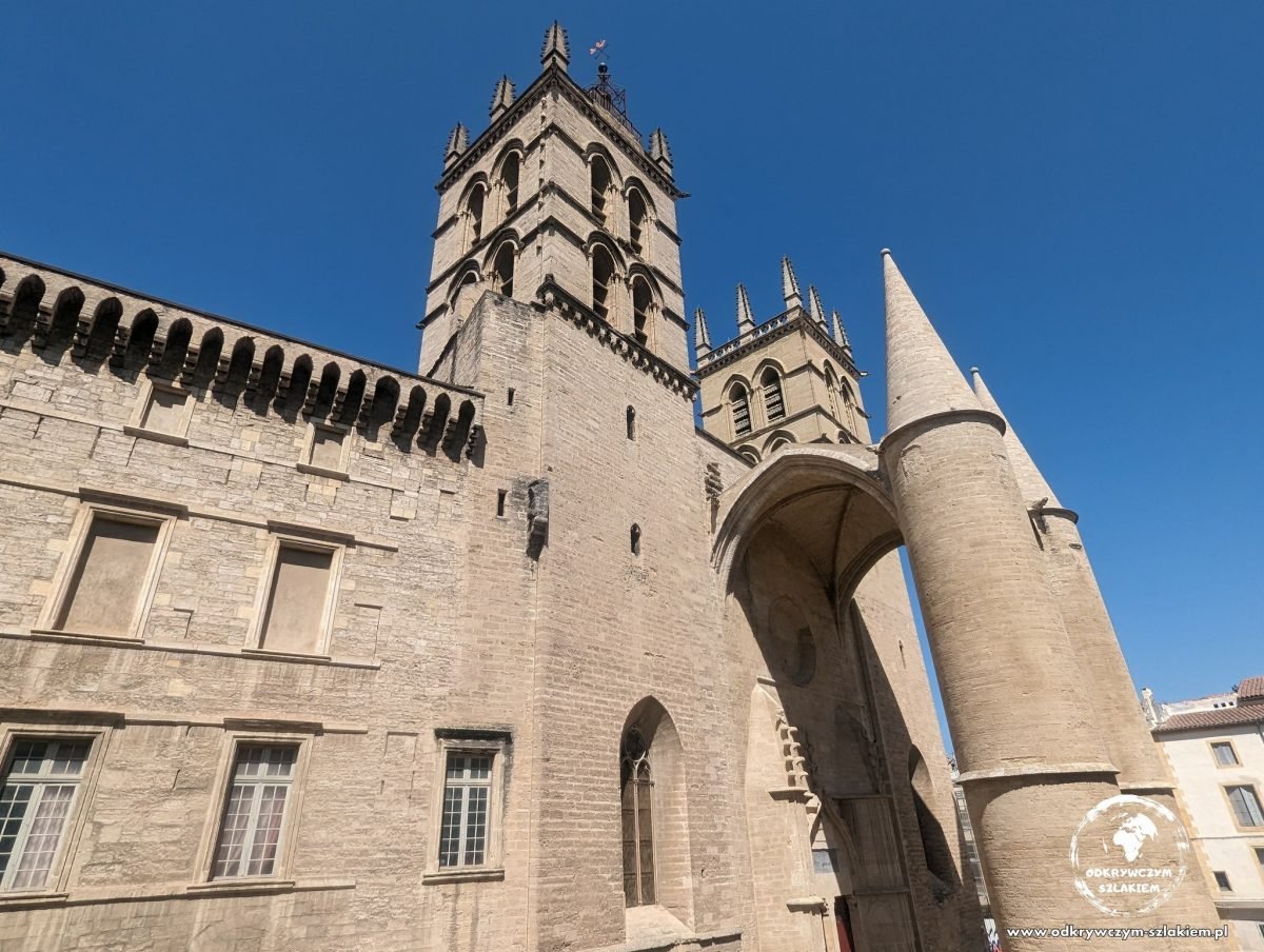 Katedra św. Piotra w Montpellier z wejściem między dwiema stożkowymi wieżami