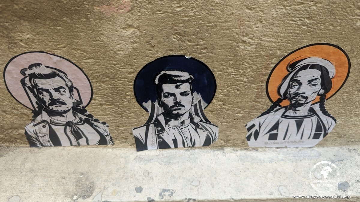 Mural z postaciami przedstawionymi jak święci na starym mieście w Montpellier