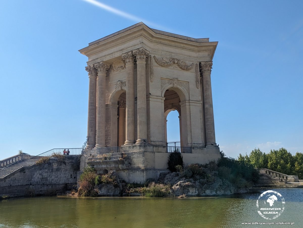 Klasycystyczny pawilon wodny na Promenade du Peyrou w Montpellier