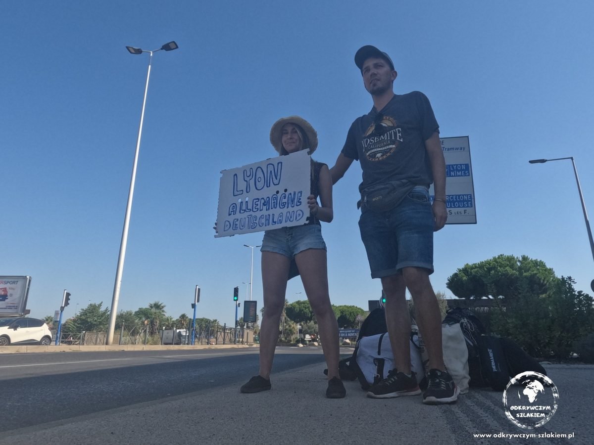Łapanie stopa w Montpellier z kartką do Lyonu