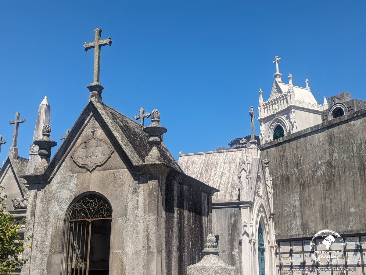 Kaplice grobowe na cmentarzu Cemitério da Lapa w Porto