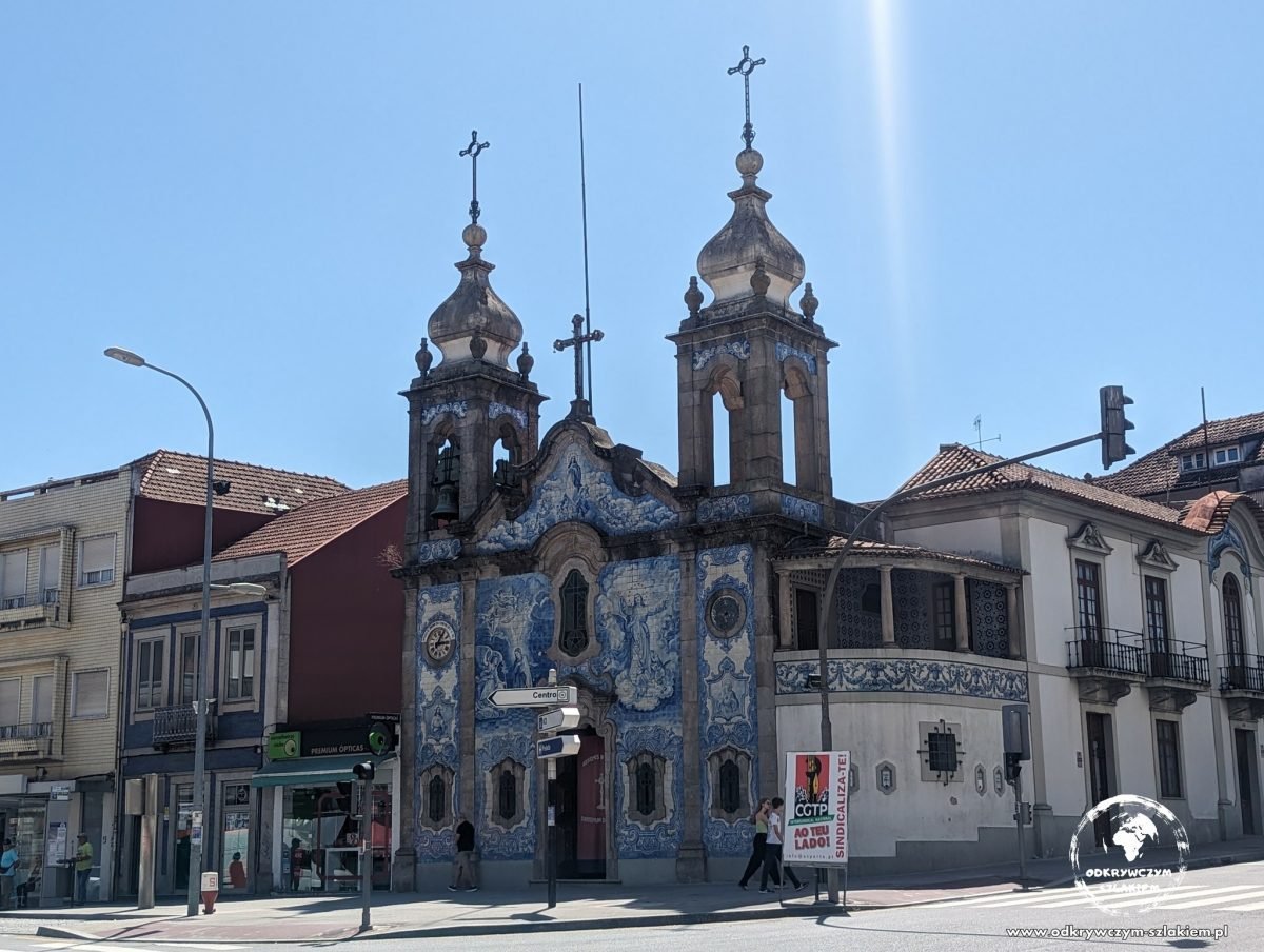 Kościół z fasadą z azulejos przy ulicy w Porto