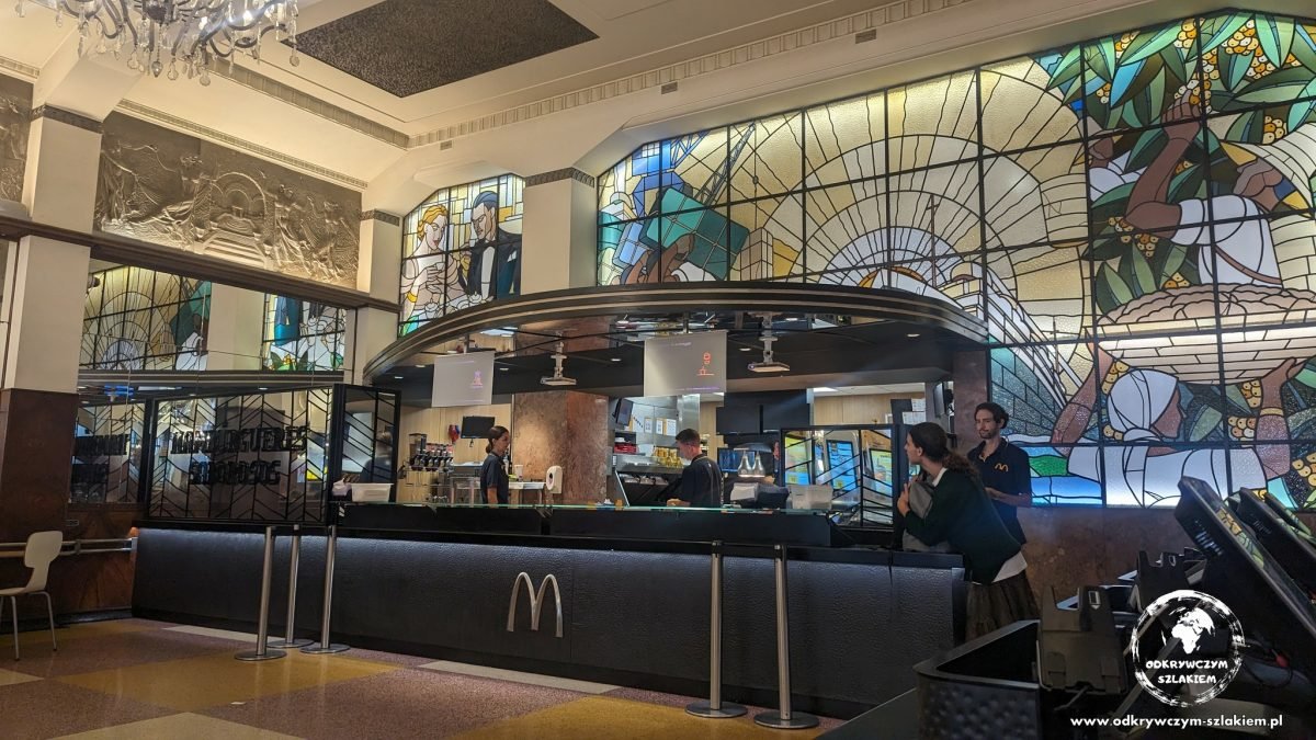 Bogato zdobione wnętrze McDonald’s Imperial z witrażami w Porto