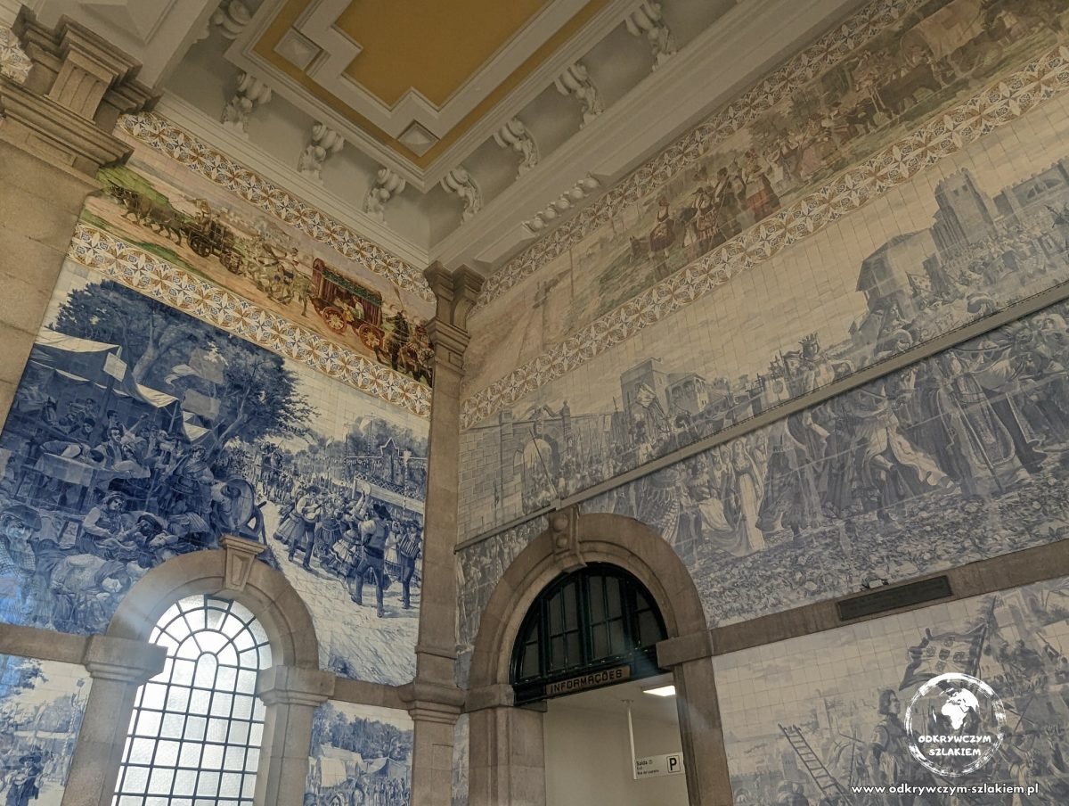 Ściany z niebiesko-białych azulejos w hali dworca São Bento w Porto