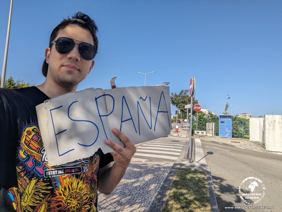 Łapanie stopa z kartką „España” w Póvoa de Varzim, w kierunku Hiszpanii