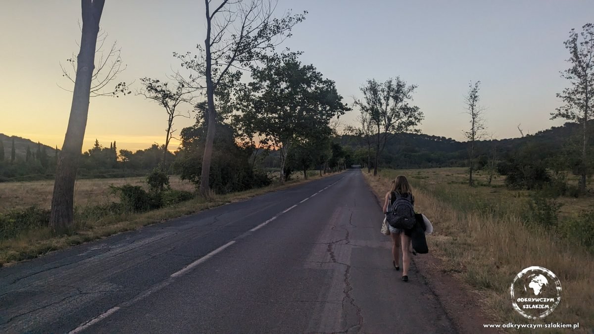 Droga o świcie spod kempingu nad Lac du Salagou