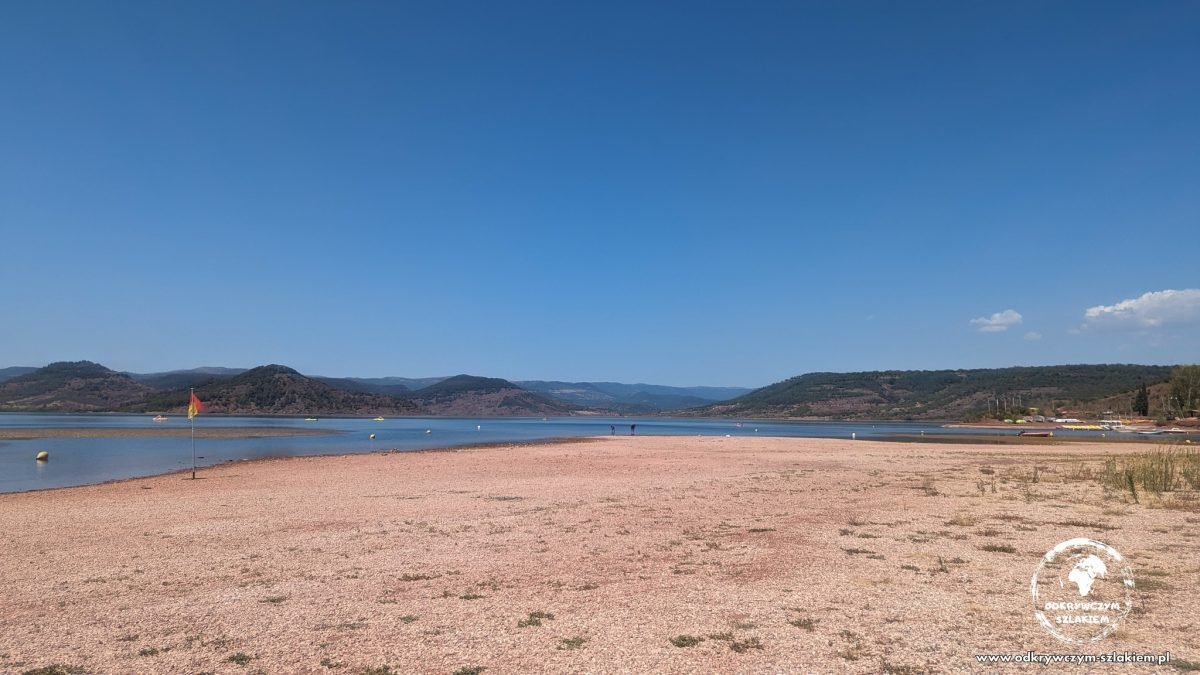 Czerwona ziemia i plaża nad jeziorem Lac du Salagou