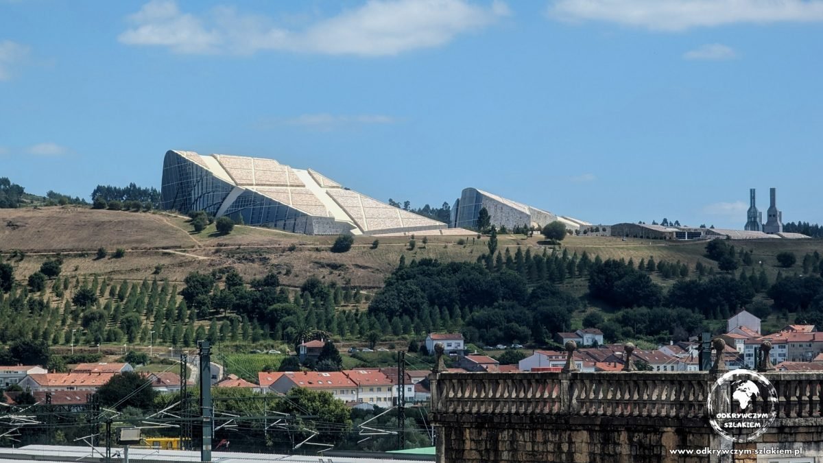 Panorama Santiago de Compostela z nowoczesnym gmachem na wzgórzu