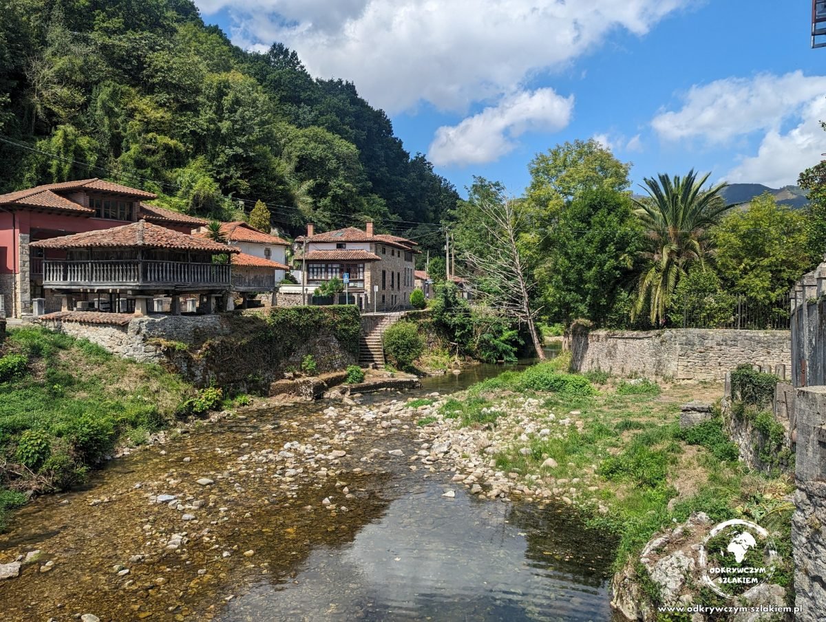 Kamienne domy nad rzeką w Soto de Cangas w Asturii
