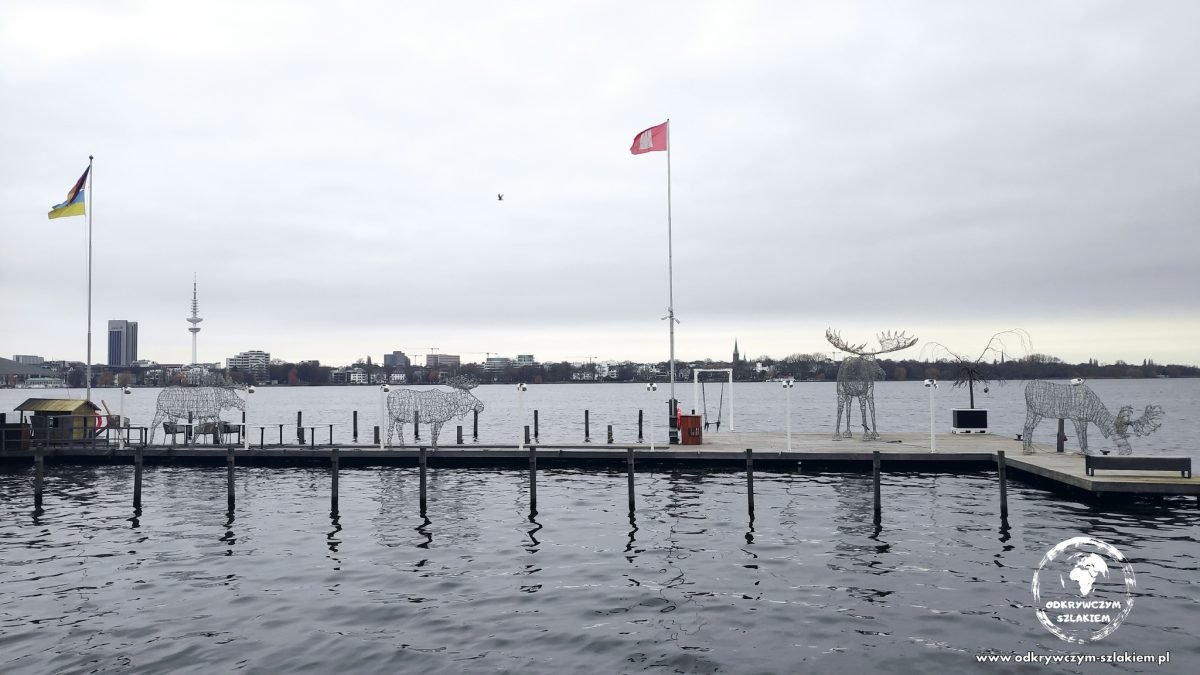 Pomost nad jeziorem Außenalster w Hamburgu