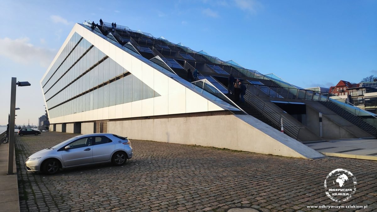 Biurowiec Dockland w kształcie dziobu statku z publicznym tarasem widokowym