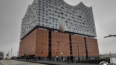 Elbphilharmonie – filharmonia ze szklaną nadbudową na dawnym ceglanym magazynie portowym